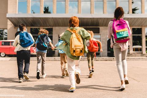 Collégiens se dirigeant vers l'entrée de leur collège.