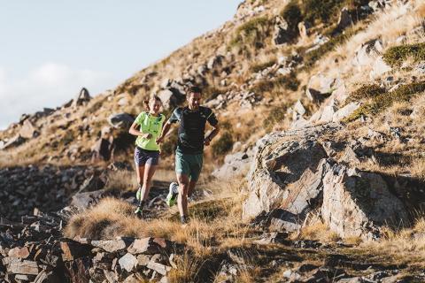 2 personnes qui font un trail