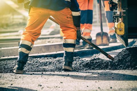 Un homme réalisant des travaux routiers.