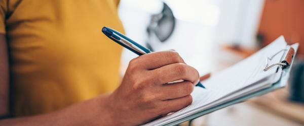 Personne procédant à un sondage en prenant des notes.