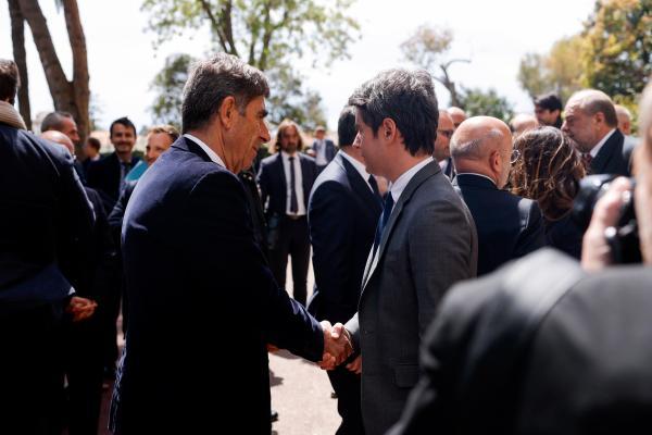 Tenue unique Collège - Charles Ange Ginésy et Gabriel Attal
