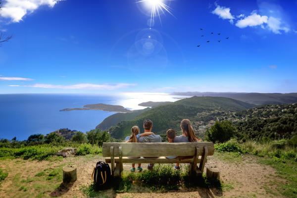 Famille sur un banc vue mer