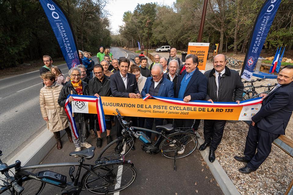 Le président des Alpes-Maritimes inaugurant la piste cyclable de la RD 135.