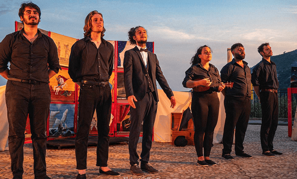 Théâtre sur tréteaux - Agrandir l'image, fenêtre modale