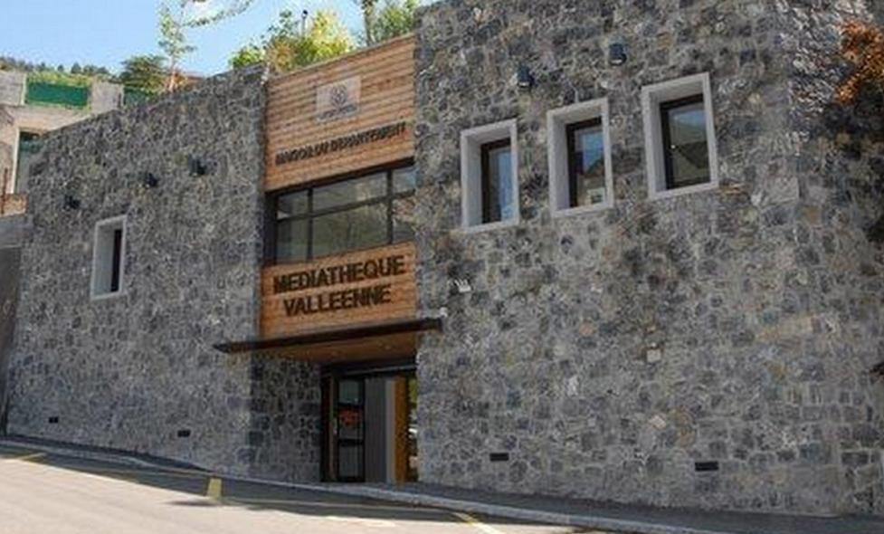 Le bâtiment de la médiathèque de Saint-Martin-Vésubie - Agrandir l'image, fenêtre modale