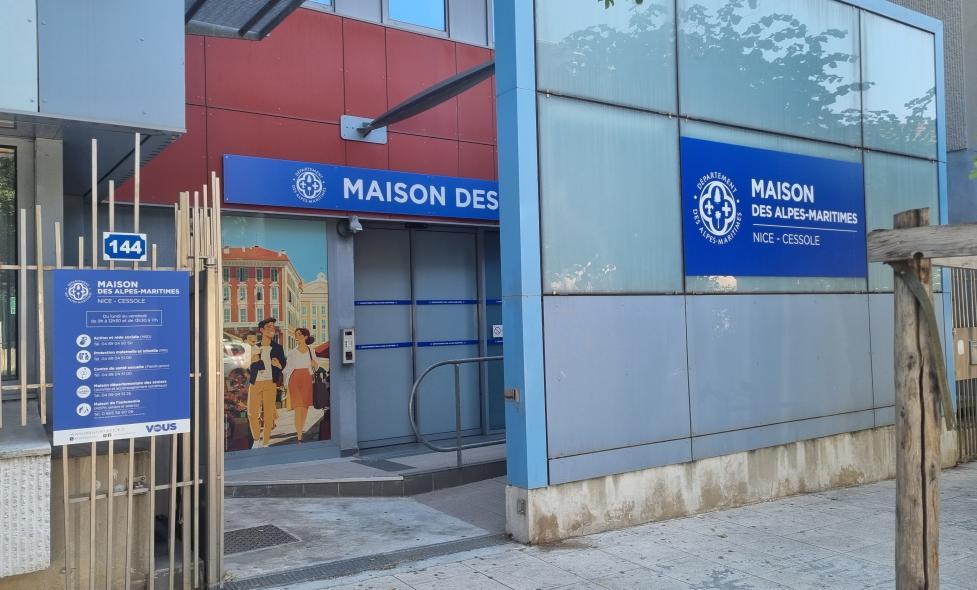 Entrée du bâtiment de la maison départemental des Seniors de Nice Nord - Agrandir l'image, fenêtre modale